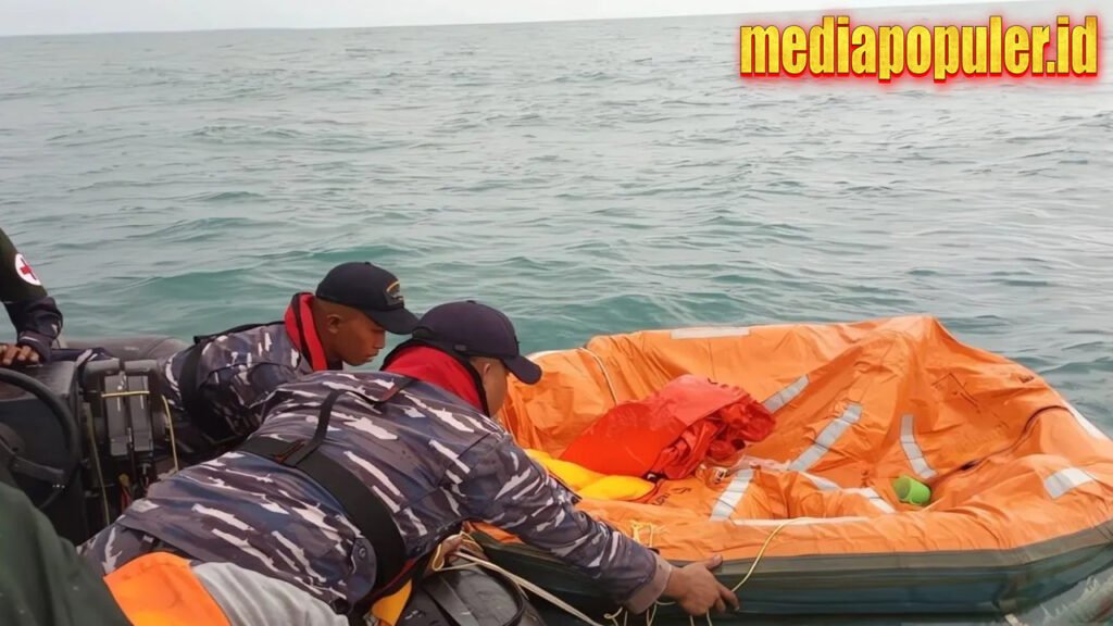 Koarmada III evakuasi 17 korban KM Putri Papua di perairan Sorong